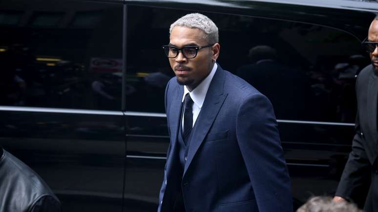 Funcionária de Chris Brown aceita indenização reduzida de US$ 9,5 milhões após ataque de cachorro