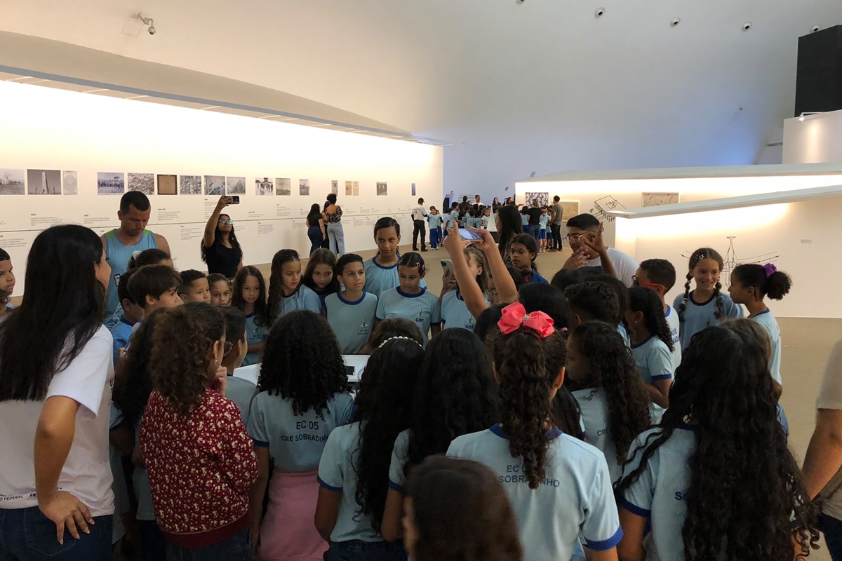 Mostra Utopias em construção faz alunos viajarem pela história de Brasília