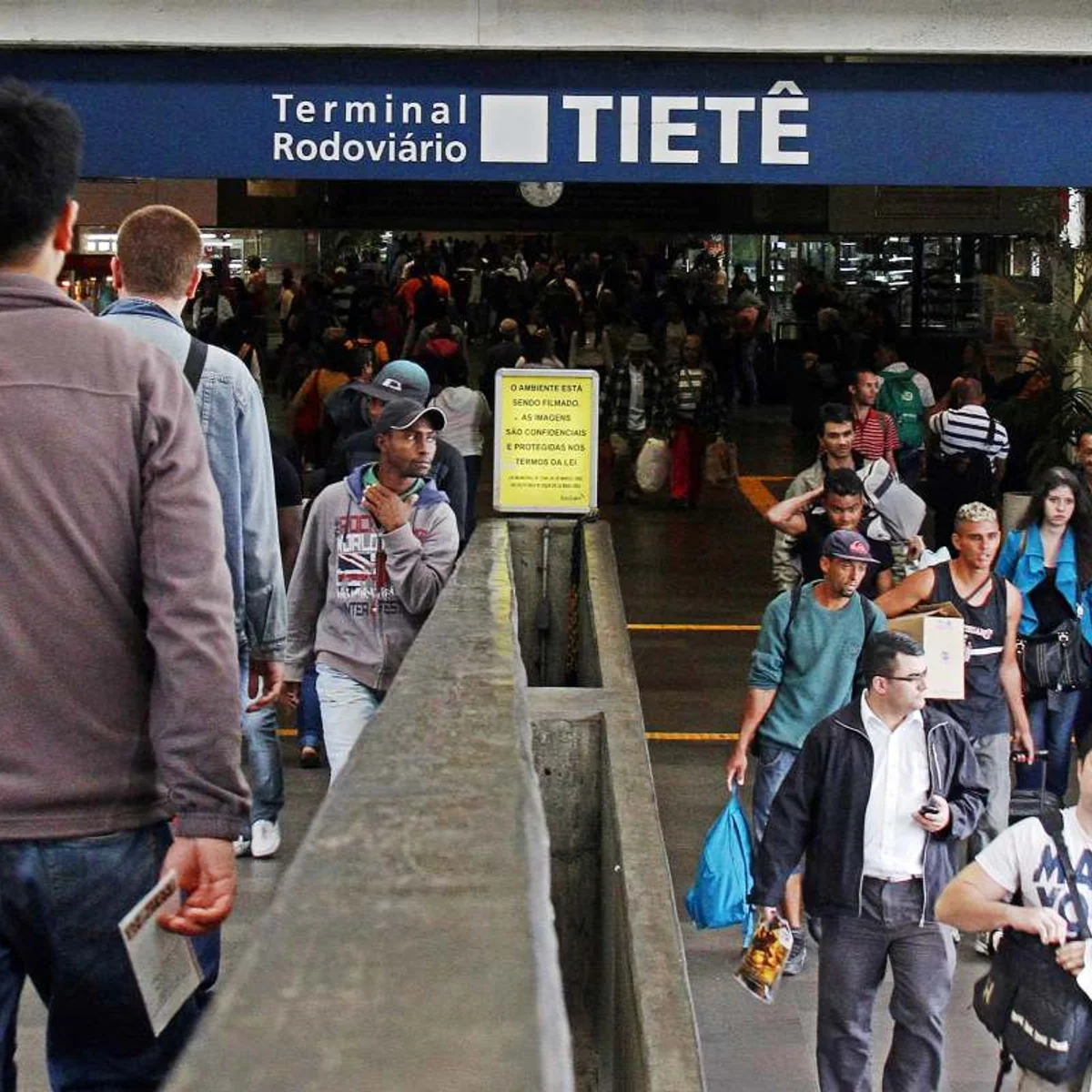 Mulher é esfaqueada no Terminal Tietê; polícia apura intolerância política
