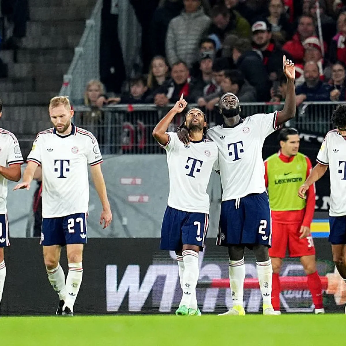 Com gols de Gnabry, Olise e Upamecano, Bayern bate o Freiburg pelo Alemão