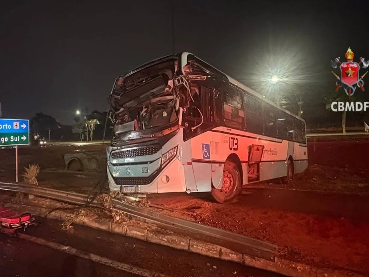 Dois passageiros ficam feridos após ônibus bater em parada no Park Way