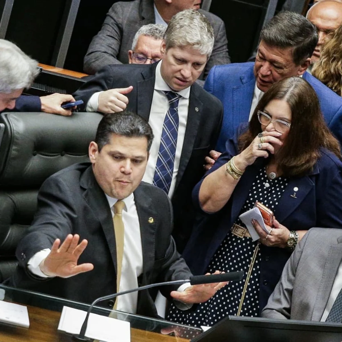 Alcolumbre amplia plano de saúde de ex-senadores para familiares