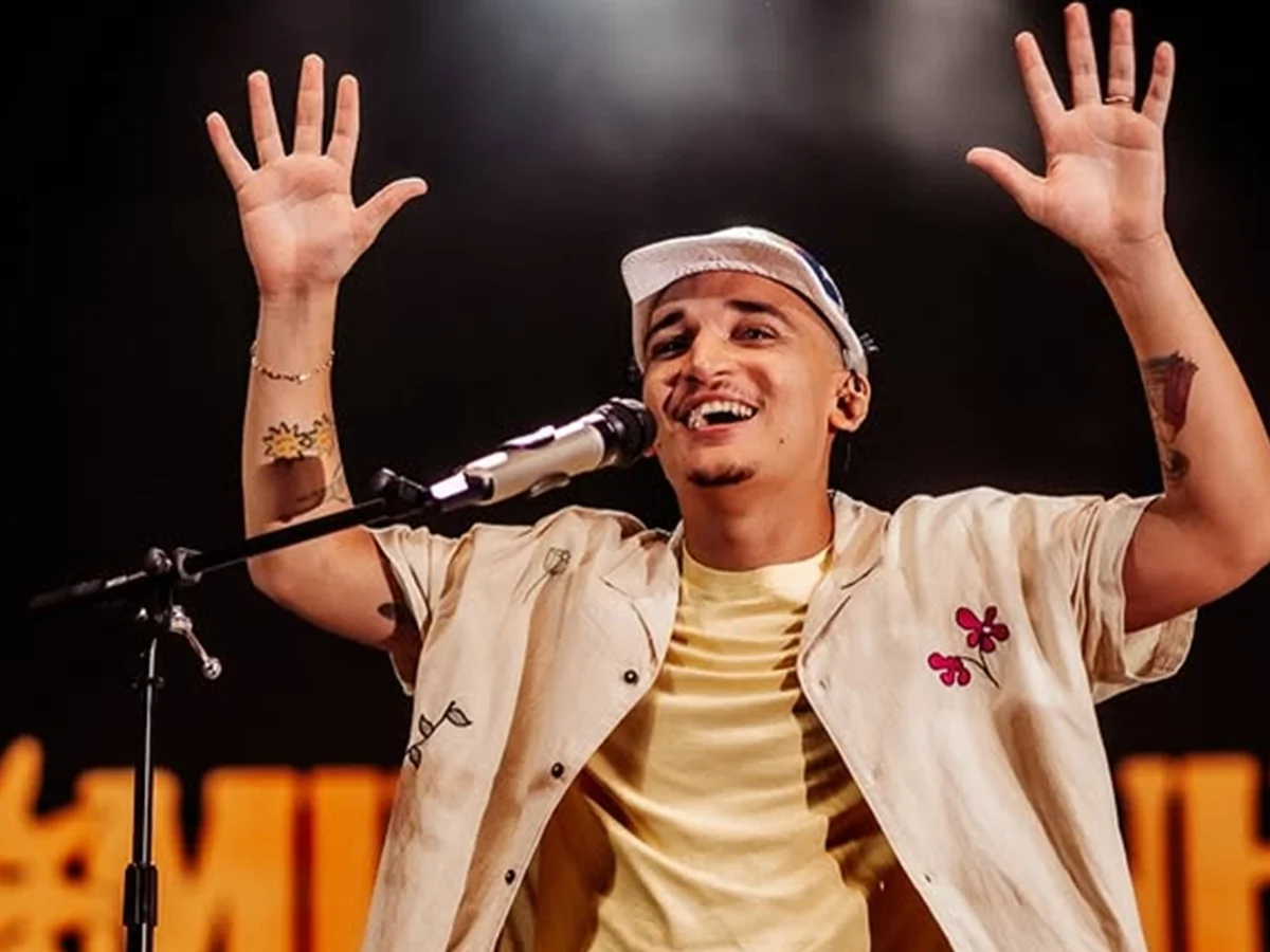 João Gomes é cobrado por posição política antes de show em MG