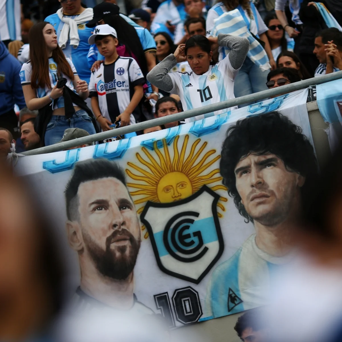 Faixas, máscara e tatuagem: torcida homenageia Messi antes de despedida