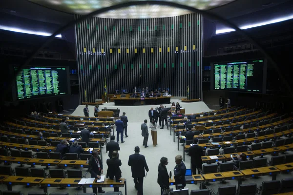 Sonho do Centrão, voto distrital enfrenta oposição no PT e no PL