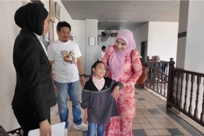 Hanan Qaireen (dua kanan) dan Noraishah ketika di Mahkamah Tinggi Melaka pada Jumaat.
