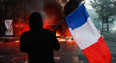 Protestas masivas en Francia degeneran en destrozos y saqueos en jornada de gran violencia