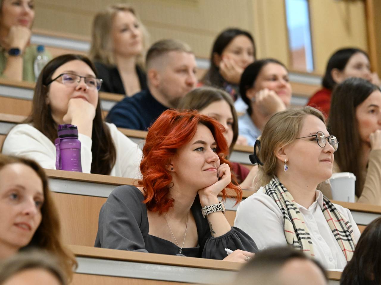 As bolsas de estudo foram convocadas a serem elevadas ao nível do salário mínimo