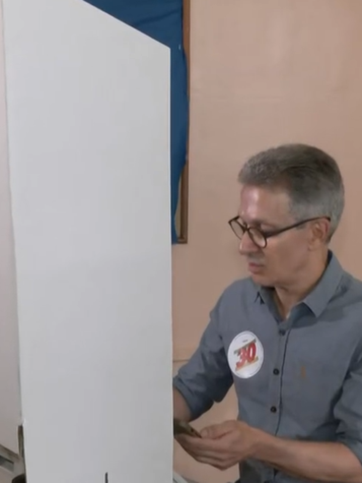 Zema contrariou regra e levou o celular para cabine de votação: saiba o que o acontece