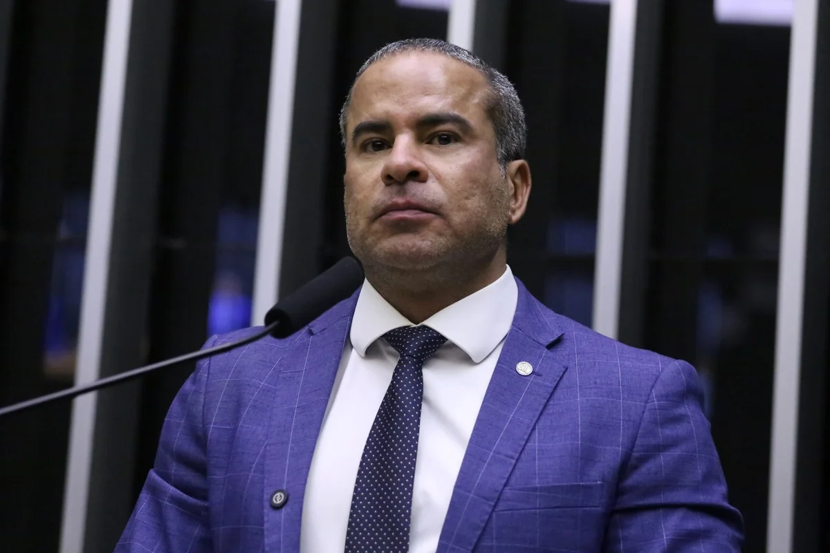 Imagem colorida mostra o deputado federal Fred Linhares | Metrópoles