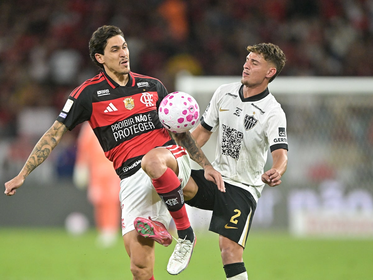 Flamengo faz de pênalti no último minuto, vence o Atlético-MG e retoma a ponta do Brasileirão