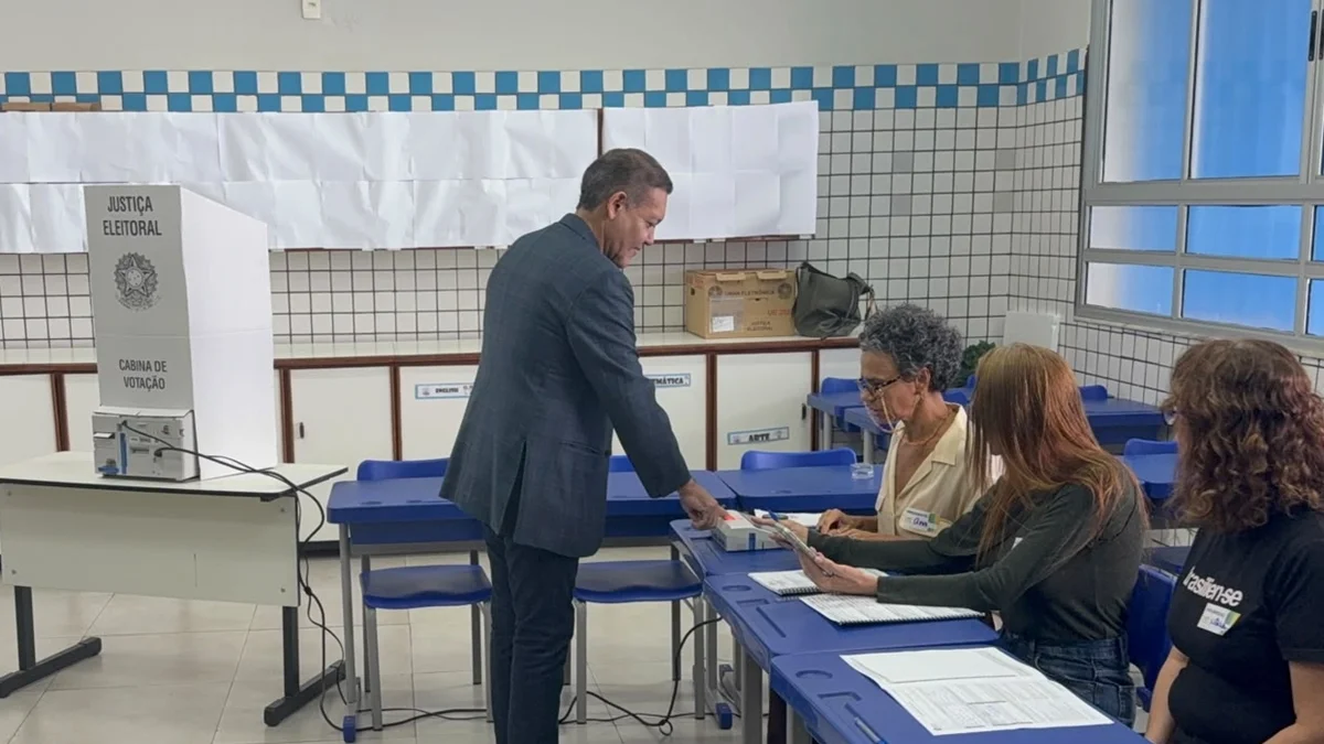 Presidente do TSE, Kassio Nunes Marques vota no início das Eleições 2026