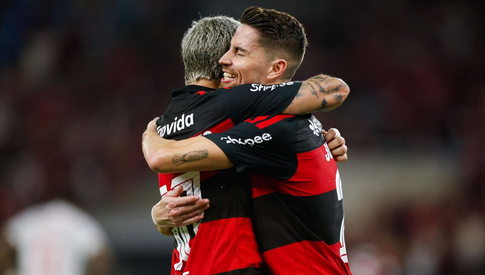 Arrascaeta e Jorginho comemoram gol do Flamengo contra o RB Bragantino pela 28&ordf; rodada do Brasileir&atilde;o