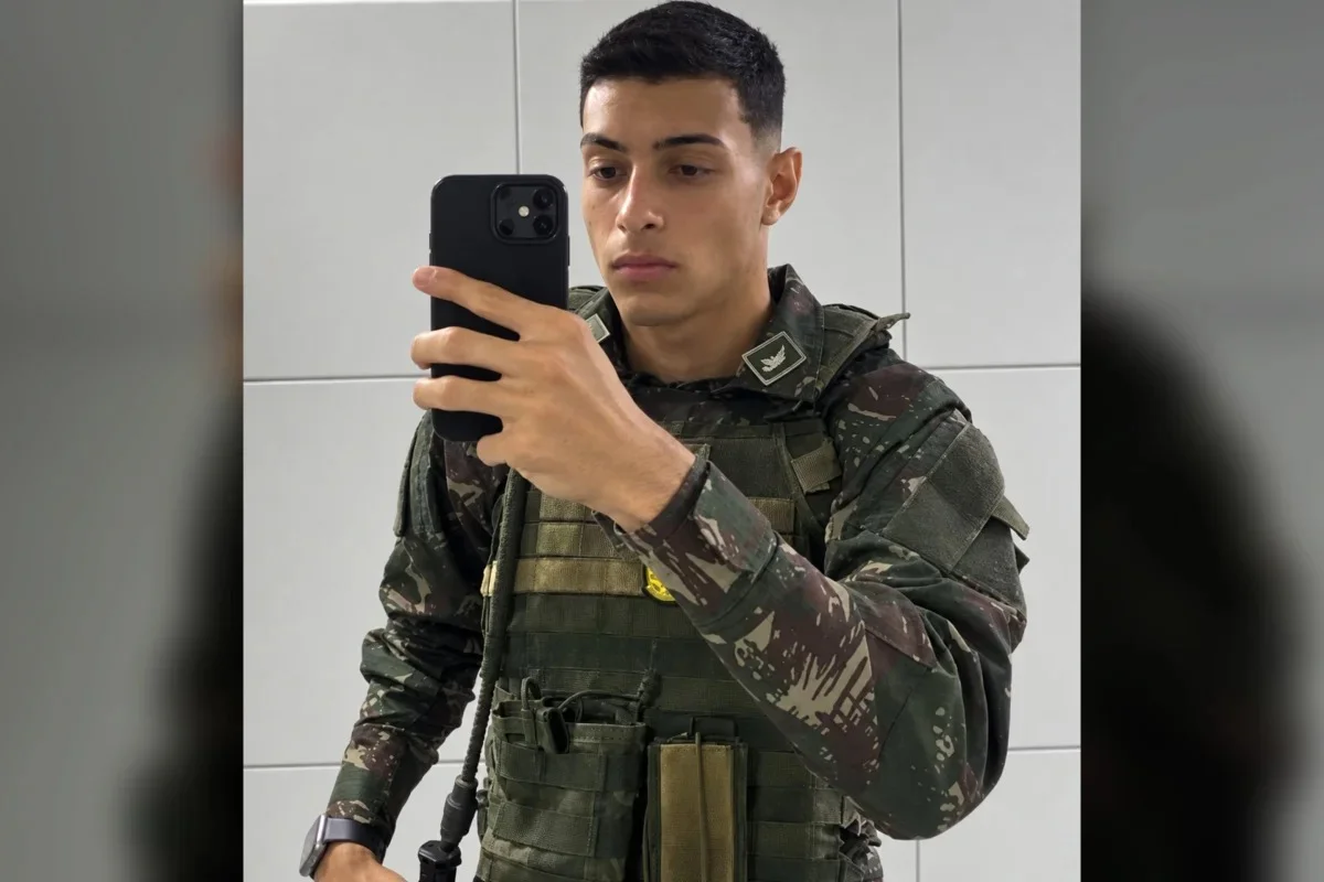 imagem colorida soldado desaparecido com fuzil no recife