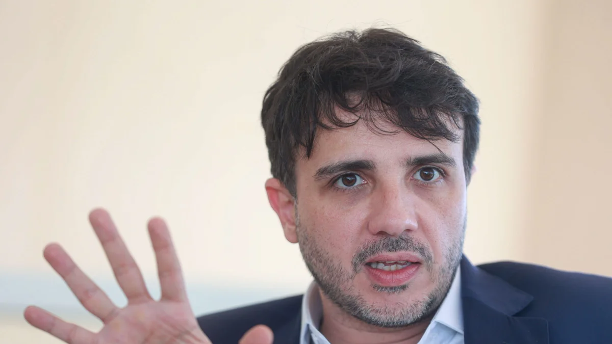 Renan Santos diz que suposta fuga de Flávio Bolsonaro era "caminho natural"