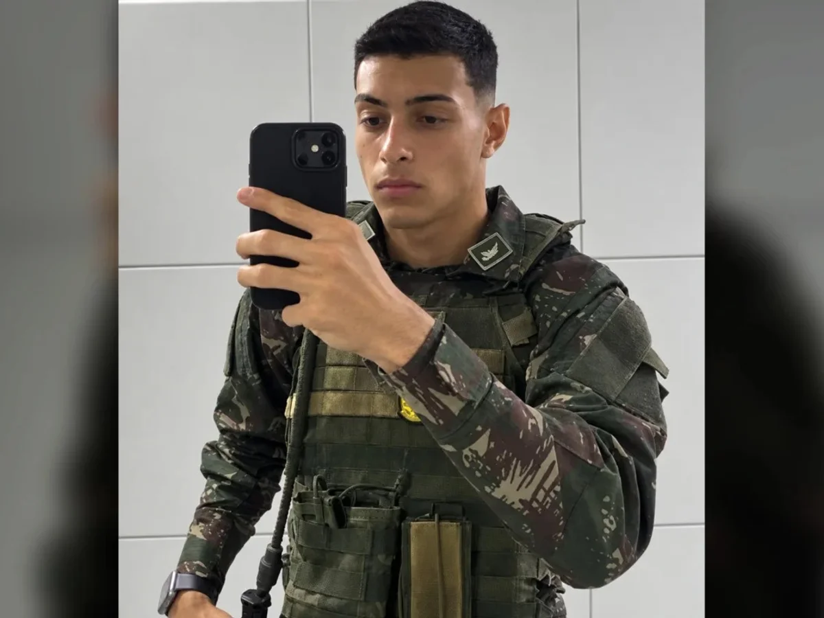Soldado desaparecido com fuzil é preso e levado à Polícia do Exército