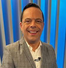 Thiago Gardinali, que apresentou o 'Se Liga Brasil' nas manhãs do SBT, agora comanda o 'Conexão Brasil' à noite, na BNTV Foto: Reprodução