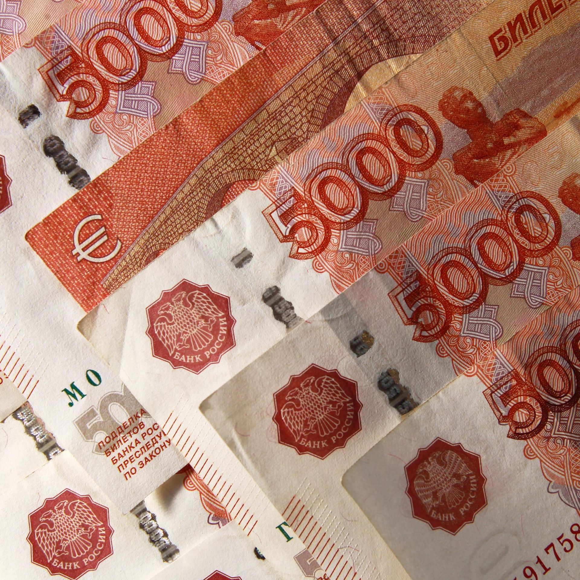 Homens jovens na Rússia fazem trabalhos adicionais com mais frequência que outros
