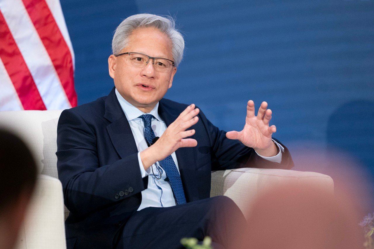 Jensen Huang reafirmou sua previsão de que os gastos com infraestrutura de IA atingirão entre 3 trilhões e 4 trilhões de dólares até 2030, uma projeção que ele agora repete há vários anos consecutivos. A Nvidia ainda é uma compra a esses níveis?