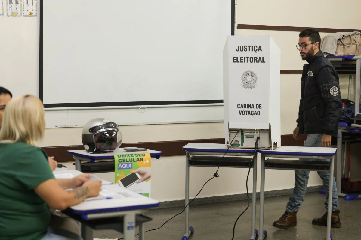 Movimentacao na seção eleitoral, na Escola Estadual “Dom Duarte Leopoldo e Silva”, Zona 246 eleições 2024 São Paulo Metropoles