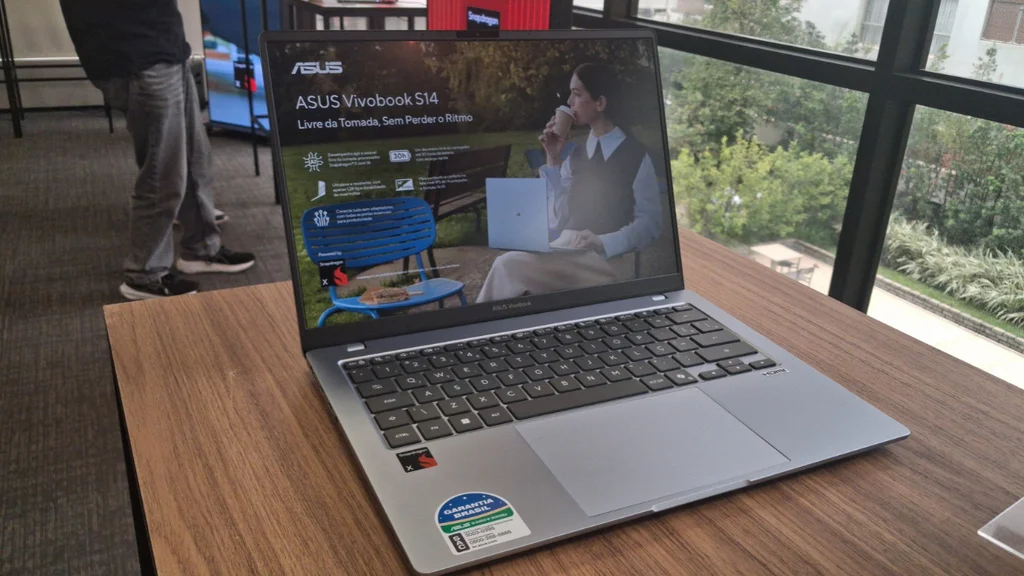 ASUS lança Vivobook S14 no Brasil com Snapdragon X e bateria de 30 horas