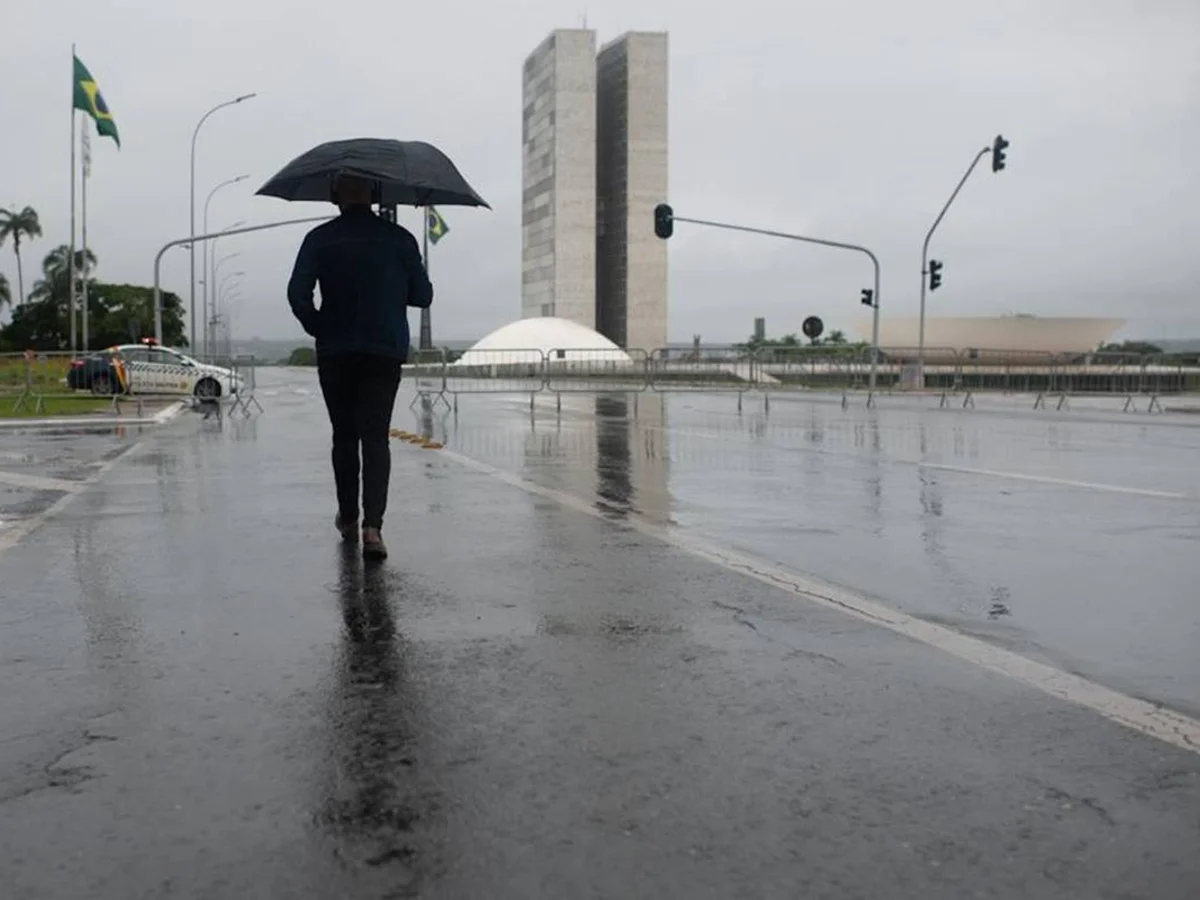 Eleitor do DF deve encarar pancadas de chuva no 1° turno das eleições