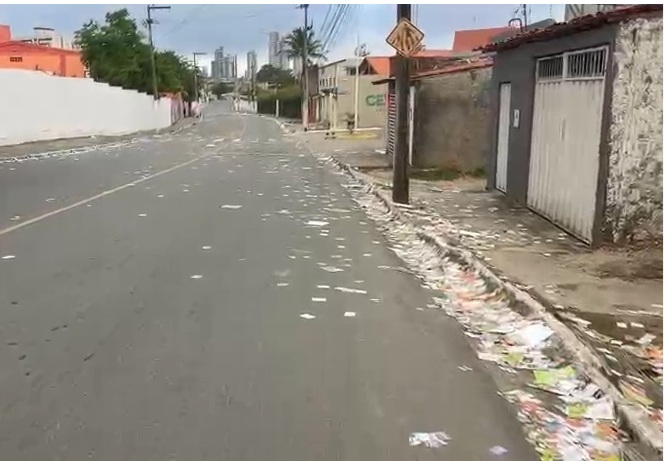 Polícia vai usar câmeras de segurança para identificar quem jogou santinhos em ruas de João Pessoa
