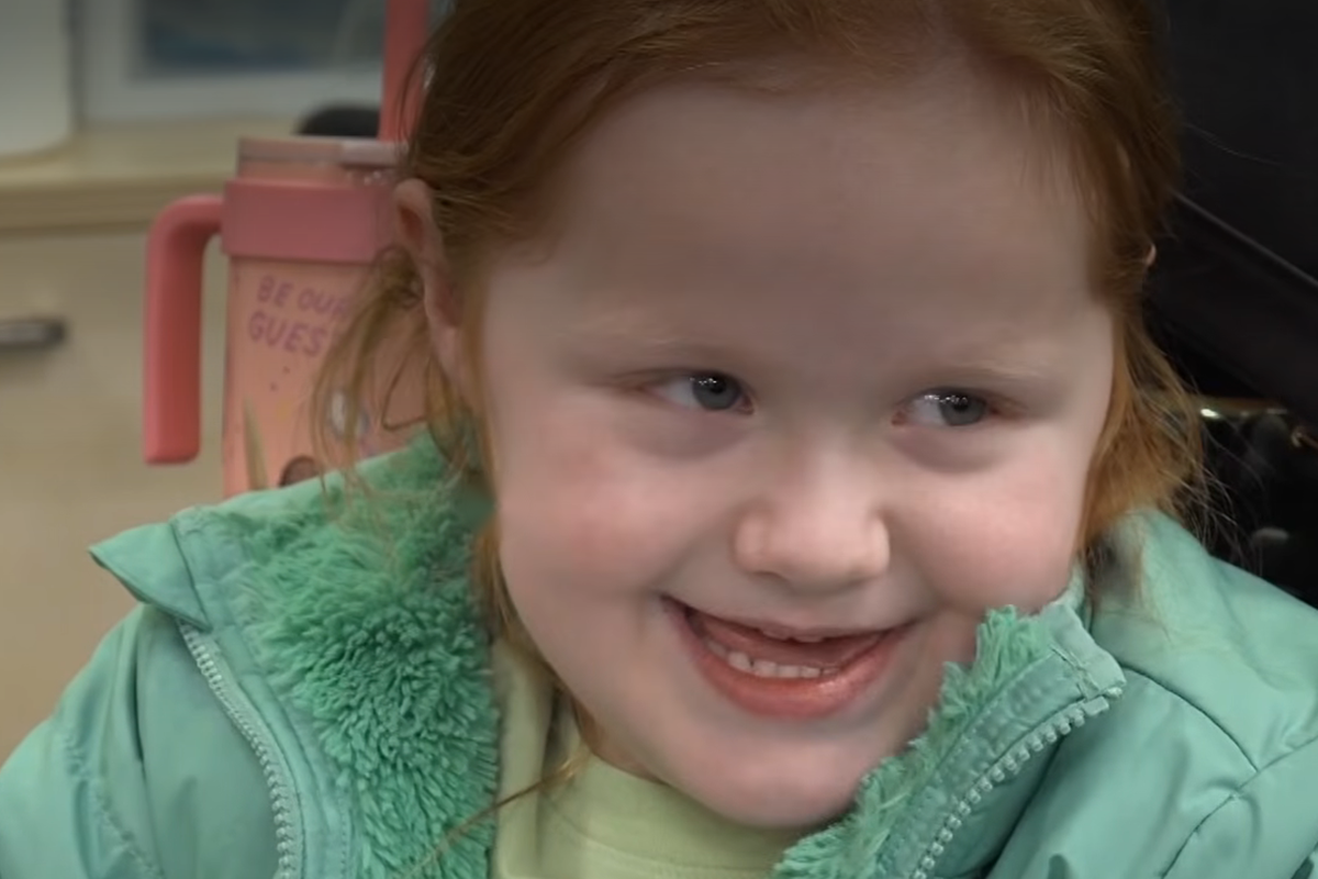 Menina de 6 anos tem melhora em terapia ao ouvir músicas de Chappell Roan