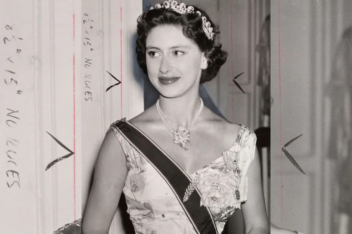 Foto em preto e branco de mulher com coroa, joias e faixa - Princesa Margaret