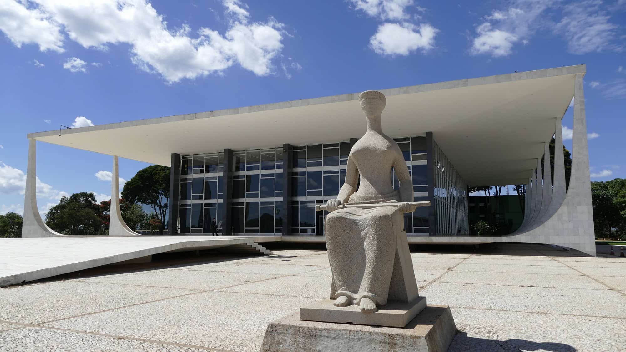 Fachada do Supremo Tribunal Federal (STF), em Brasília, com a estátua da Justiça em primeiro plano