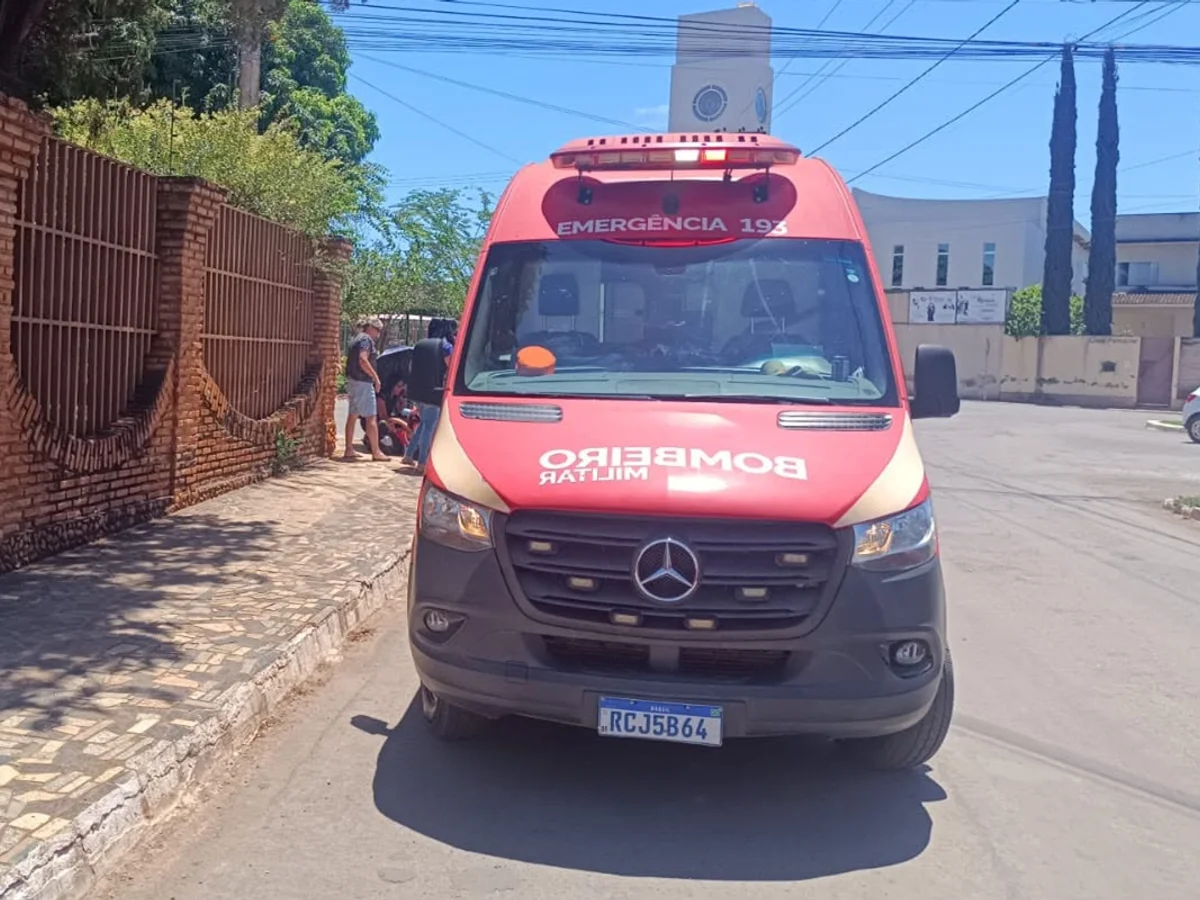 Adolescente fica ferido após colisão entre scooter elétrica e motocicleta