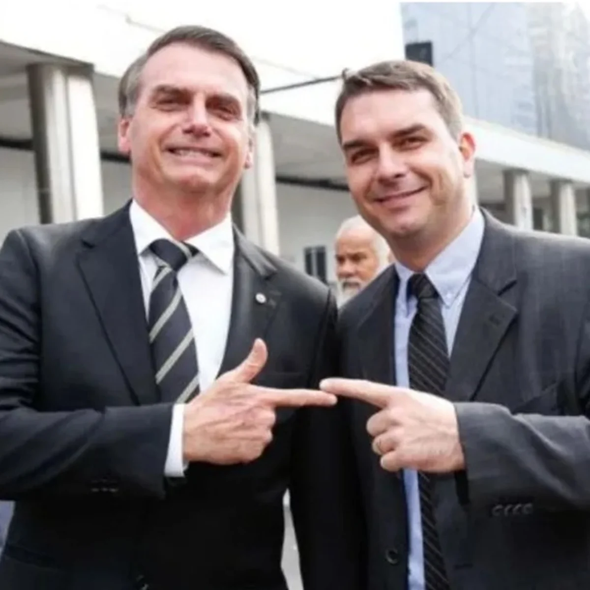 Moraes pede parecer da PGR sobre pedido de Bolsonaro para receber Flávio