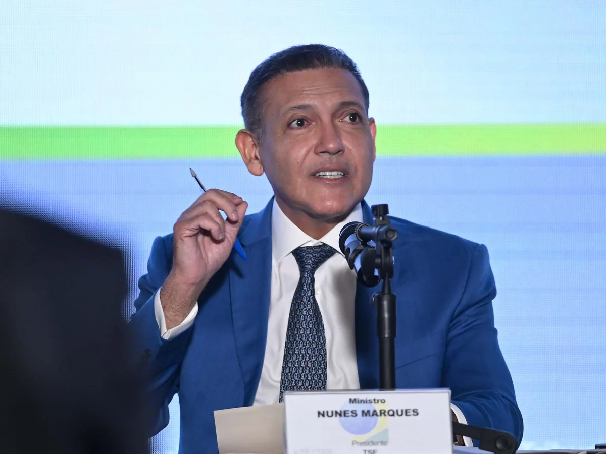 Nunes Marques concorda com Zanin e orienta TREs a fecharem urnas às 19h