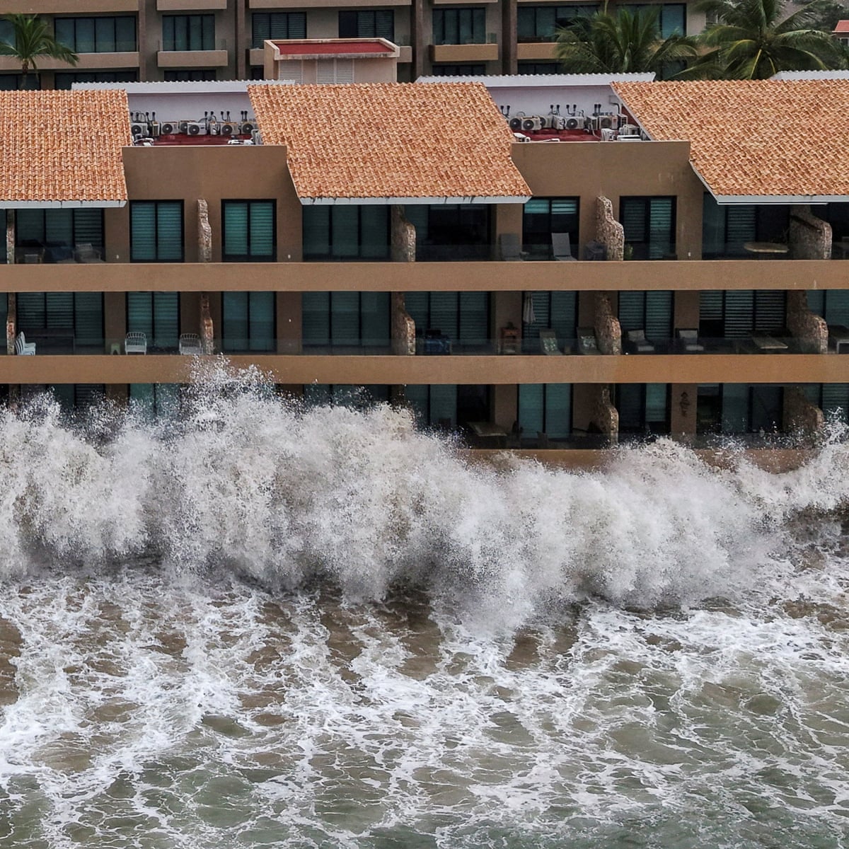 O furacão Simon e a tempestade tropical Rachel mataram cinco pessoas na costa do Pacífico do México.