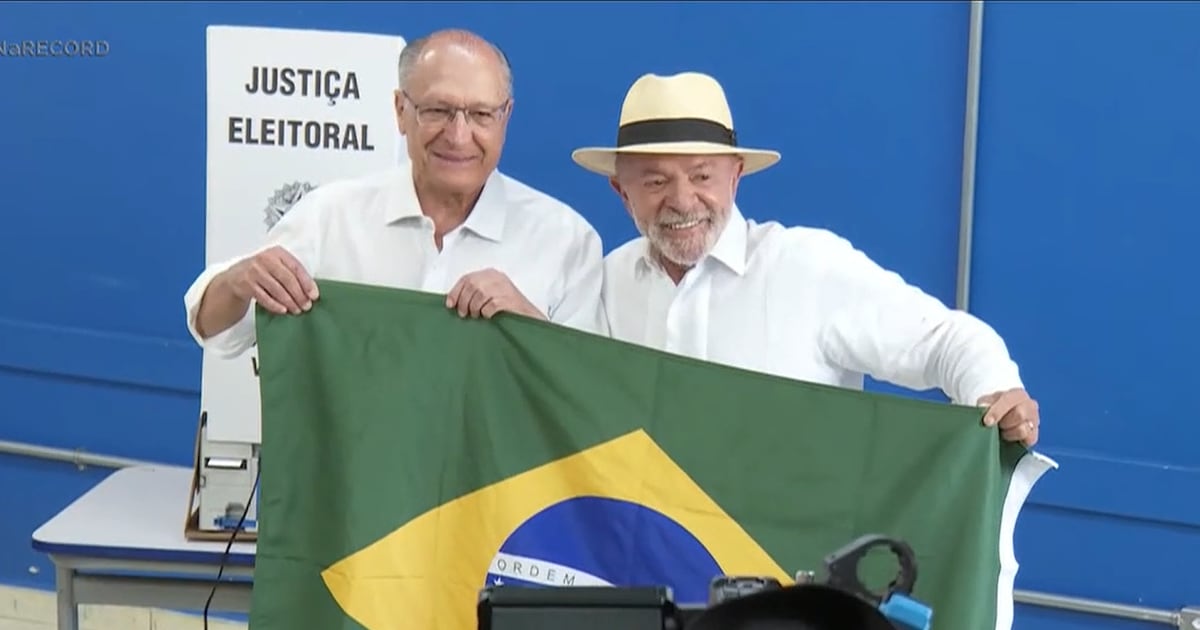 Mendonça dá 24 h para perfis excluírem posts que acusam Lula de jogar bandeira no chão