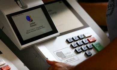 Cinco dos dez senadores que disputam governos lideram pesquisas na reta final do 1º turno
