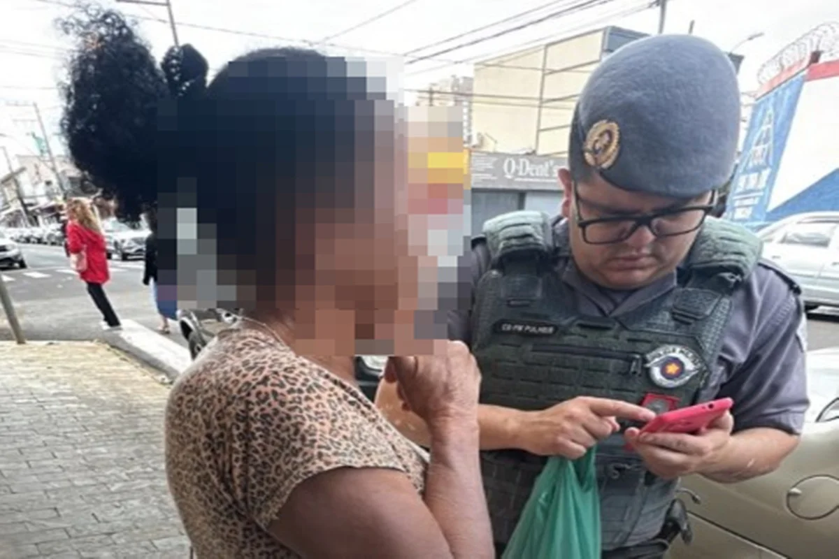 Mulher com sacola cheia de santinhos é detida