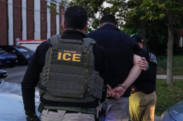 Trump e seus aliados atribuem o recorde de baixa criminalidade às deportações. Especialistas discordam