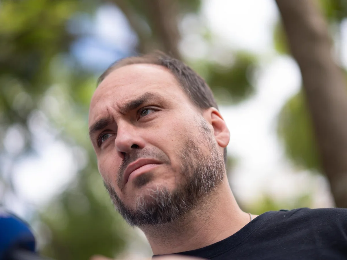 Carlos Bolsonaro exclui Jair Renan em "colinha" de votos em SC