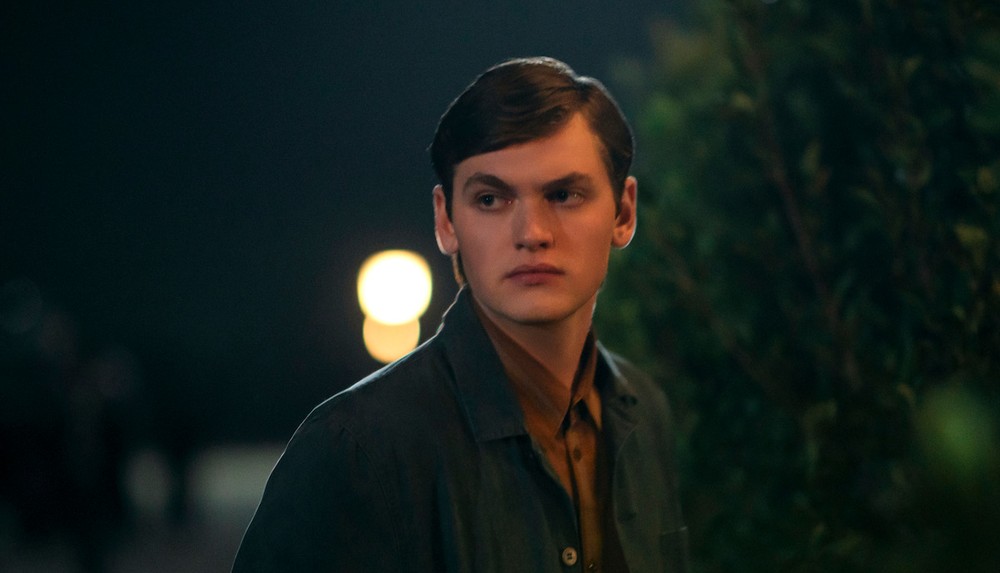 Aron acaba morrendo após se alistar no exército — Foto: Divulgação/Netflix