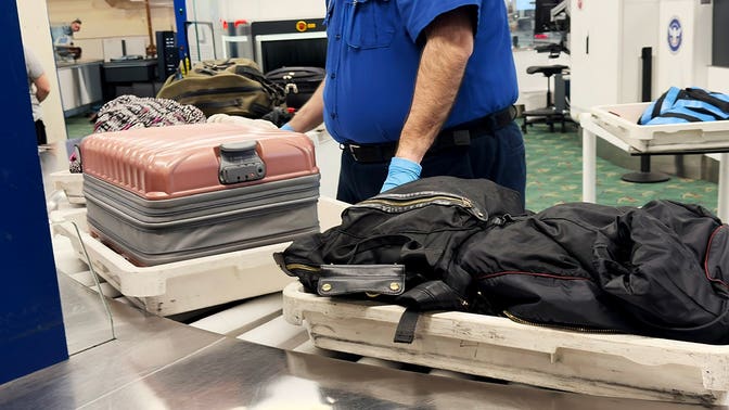 Raio-X no aeroporto expõe arma perigosa ilegalmente escondida na bagagem de mão do passageiro