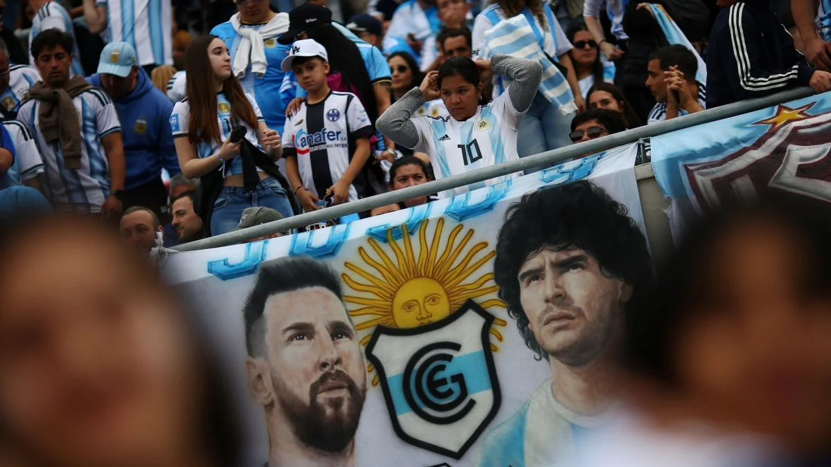 Faixas, máscara e tatuagem: torcida homenageia Messi antes de despedida