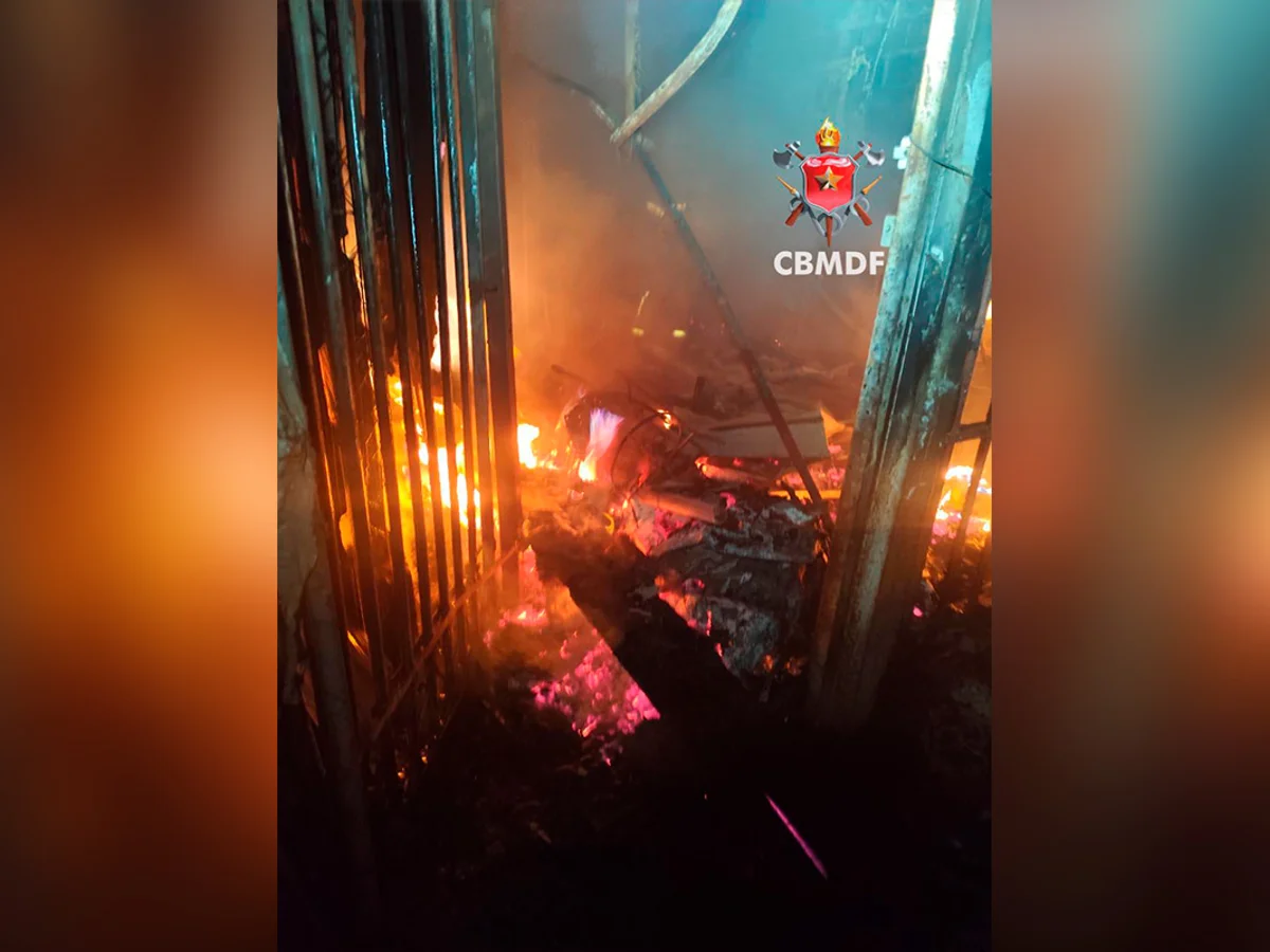 Bombeiros combatem incêndio residencial em Samambaia Norte