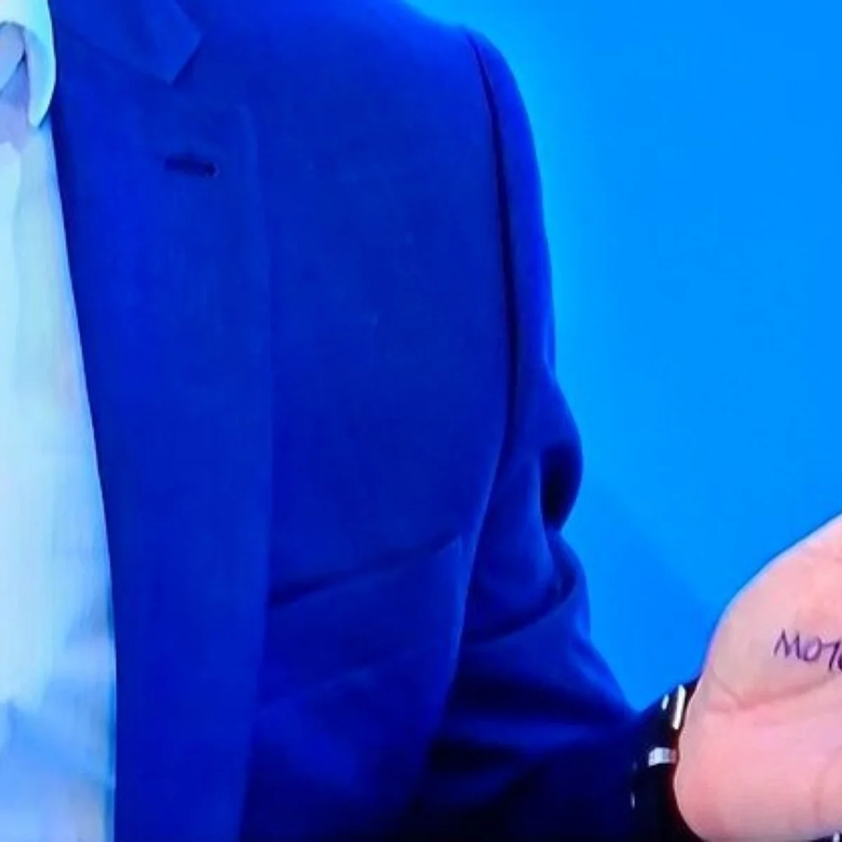 Saiba o que estava escrito na mão de Flávio Bolsonaro na sabatina da Globo