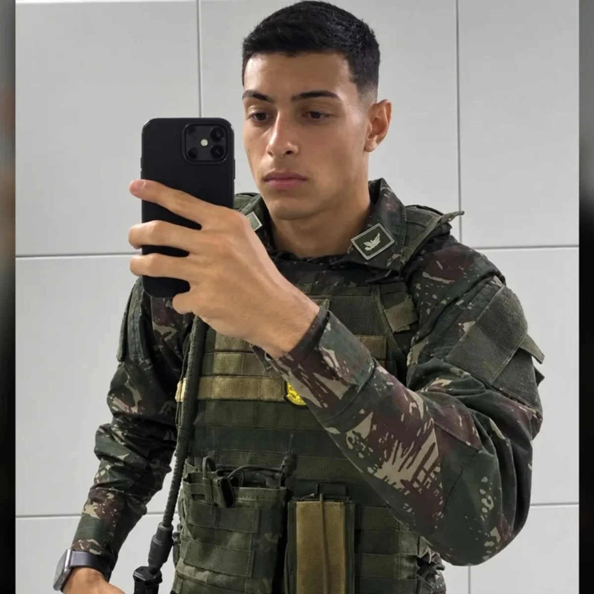 Soldado desaparecido com fuzil é preso e levado à Polícia do Exército