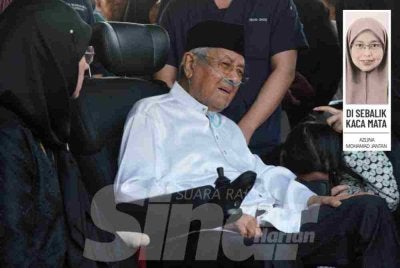 Tun Dr Mahathir mengalirkan air mata ketika istiadat pengebumian Tun Dr Hasmah. Foto: ROSLI TALIB
