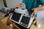 Como mais de 560 mil urnas chegam aos locais de votação em 2026?