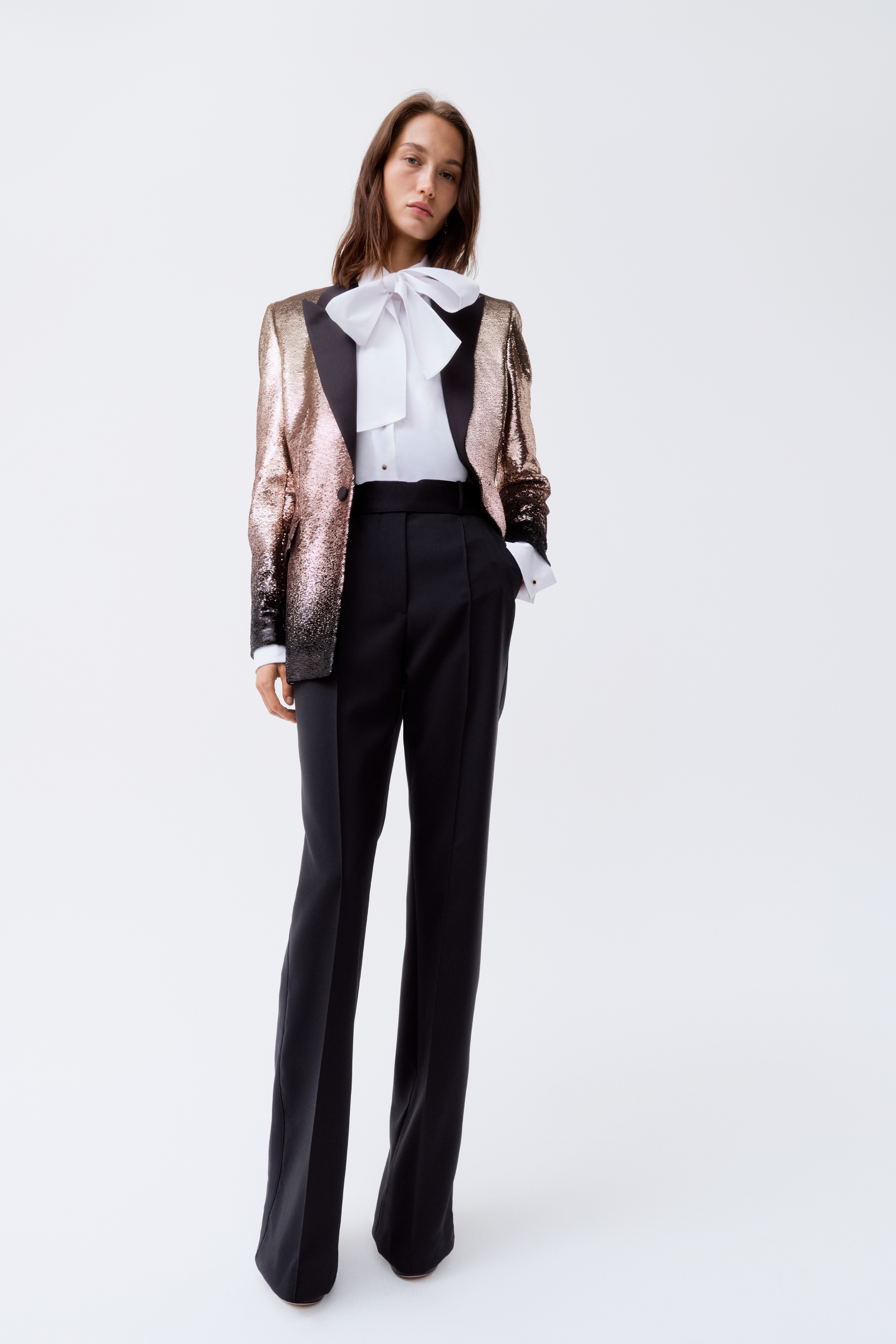 “A escala é diferente, o espírito é o mesmo”, diz Elie Saab antes do lançamento da colaboração com a H&M