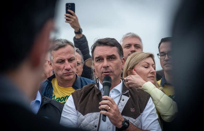 Globo confirma encontro de Flávio com executivos da emissora e trata caso como ‘usual’