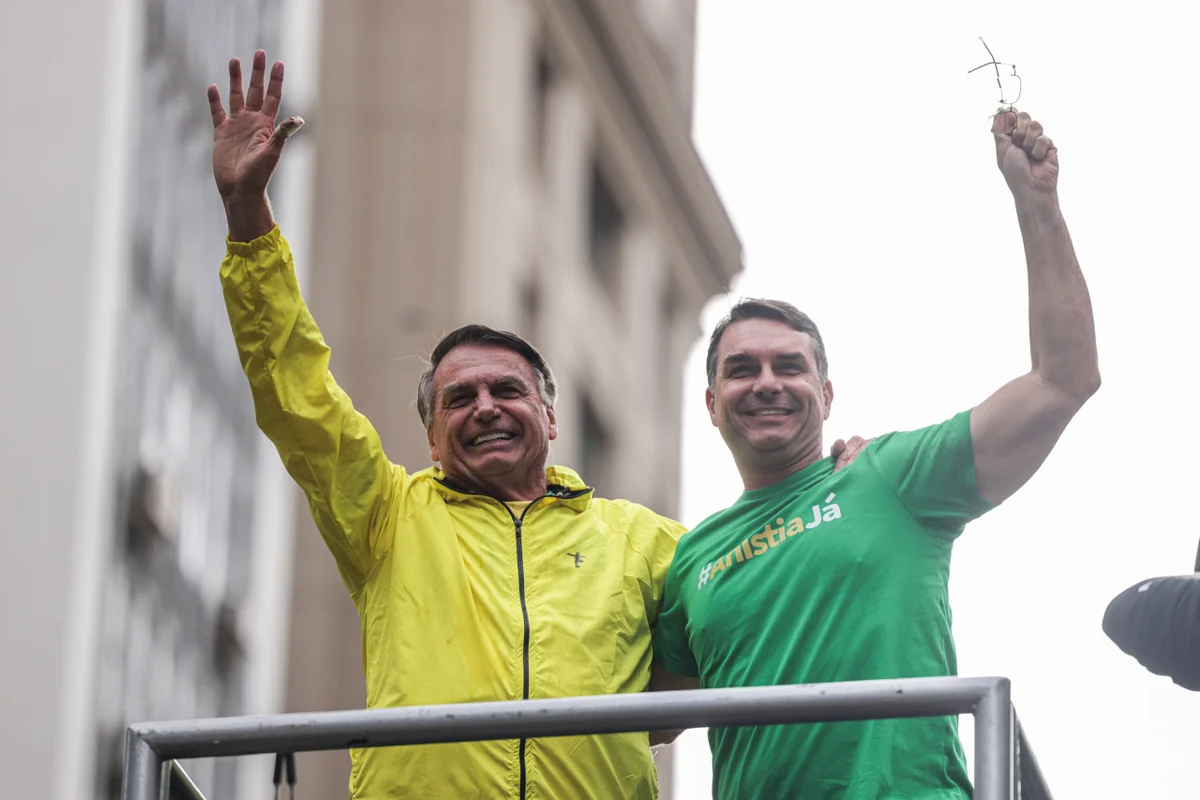 Flávio entrega ao TSE autorizações para abrir sigilos de Bolsonaro e irmãos